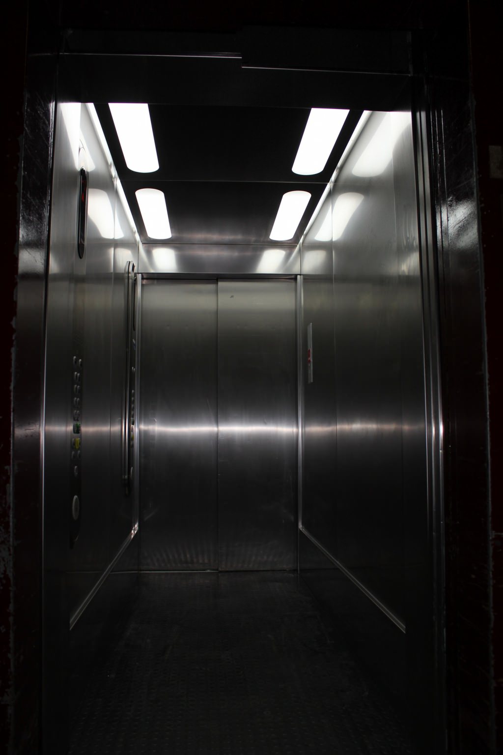 Nos habillages de cabines d' ascenseurs inox sont disponibles dans de nombreuses finitions : inox lin, inox brossé , inox grain de cuir ... Les plafonniers sont conçus et fabriqués dans notre menuiser