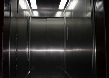 Nos habillages de cabines d' ascenseurs inox sont disponibles dans de nombreuses finitions : inox lin, inox brossé , inox grain de cuir ... Les plafonniers sont conçus et fabriqués dans notre menuiser
