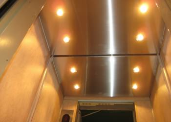 modernisation ascenseur : plafond 4 spots + miroir. Concu par notre architecte interieur