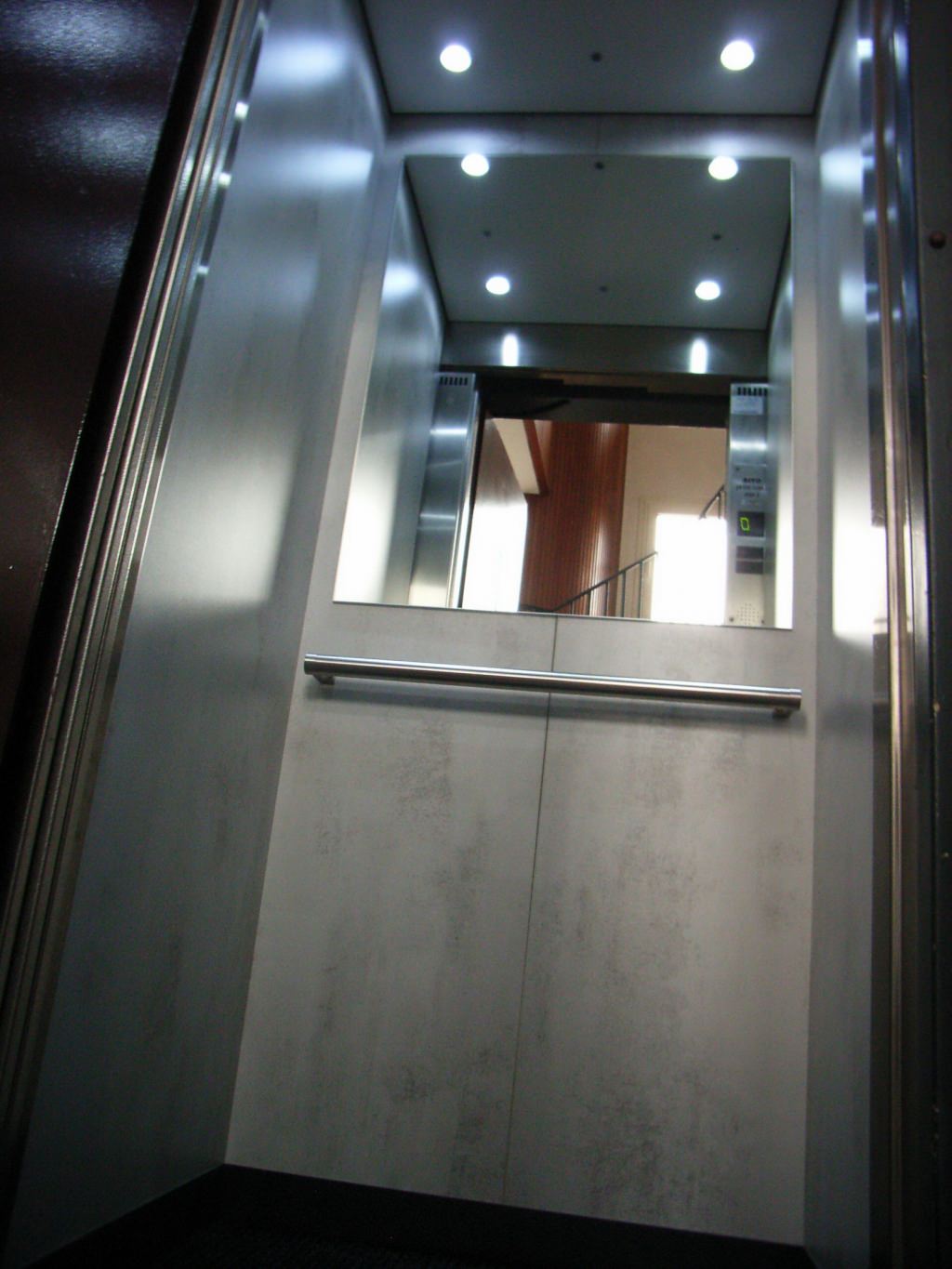 Lynium , agencement et menuisrie spécialisée et agréée par les ascensoristes . Intérieur cabine sur mesure