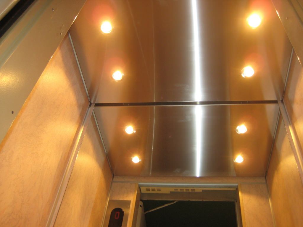 modernisation ascenseur : plafond 4 spots + miroir. Concu par notre architecte interieur